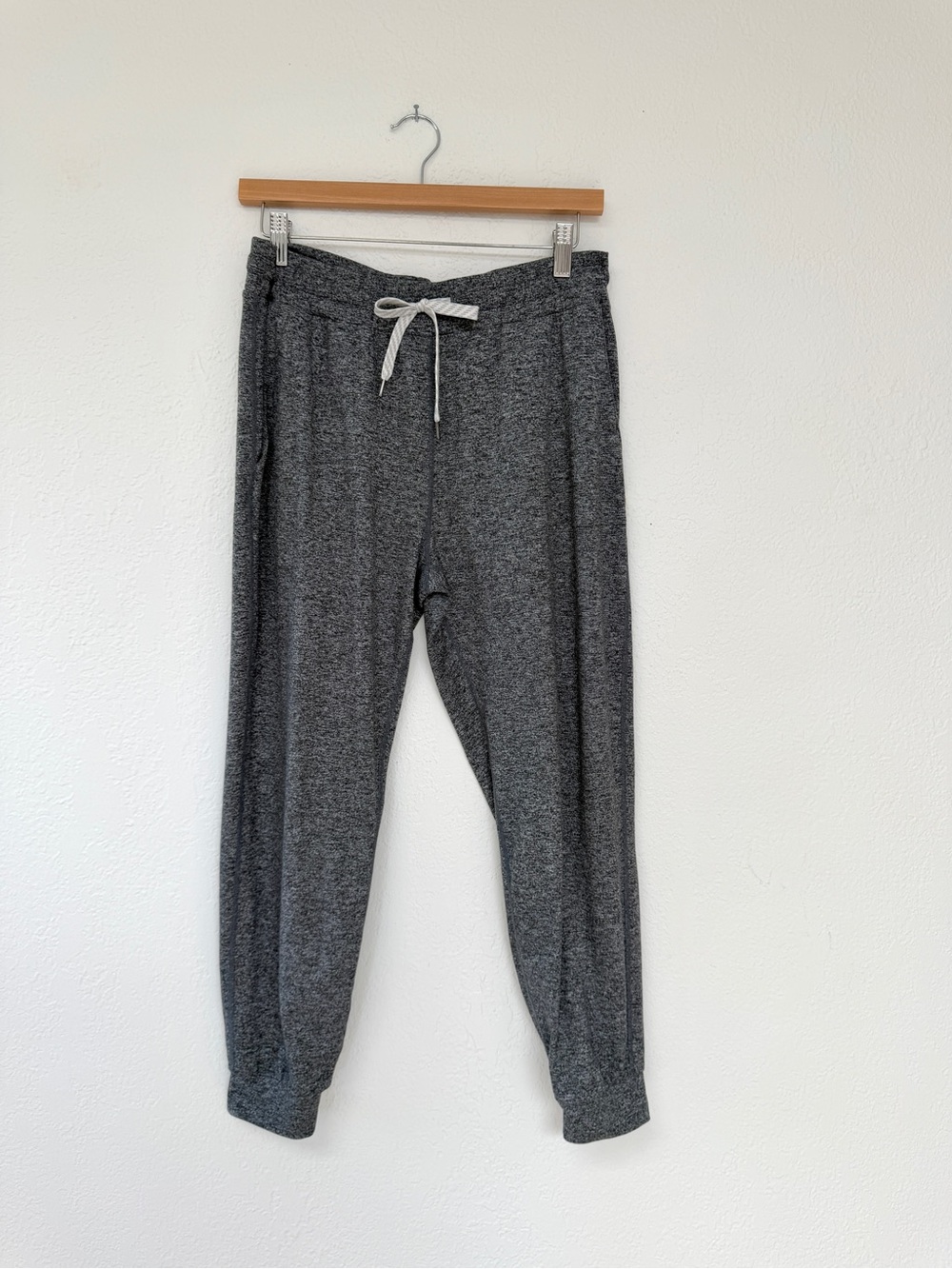 VUORI performance jogger / dark grey athleisure sweatpants / M